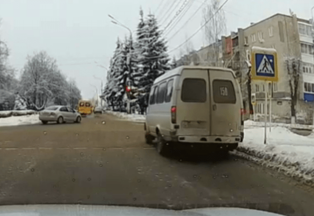 В Новомосковске наказали водителя маршрутки, проехавшего на красный