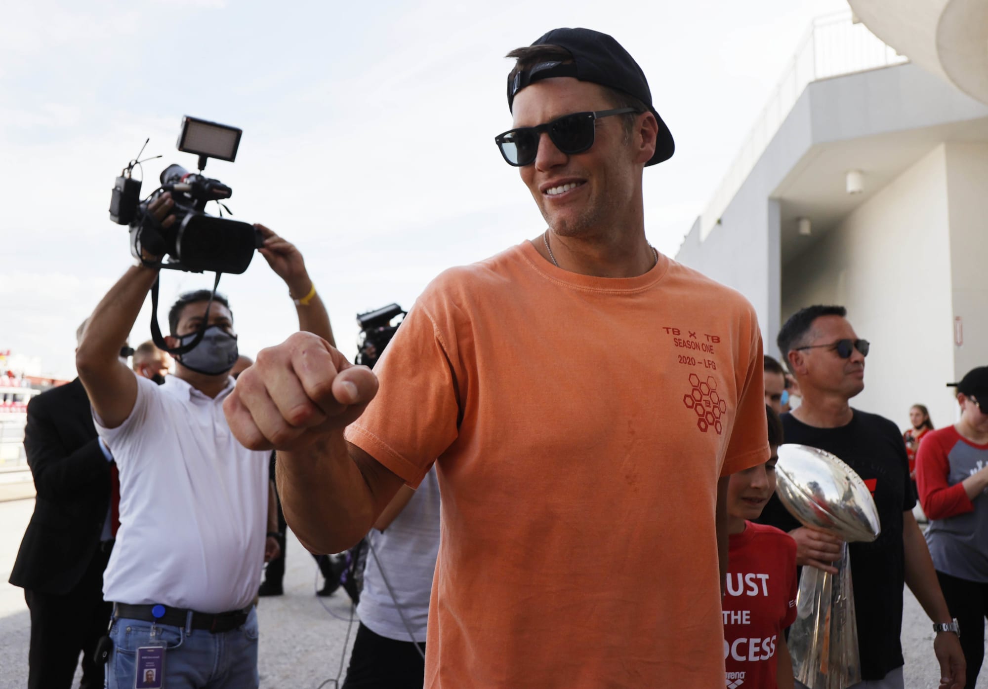 Tom Brady signs a 4-year extension in Tampa Bay