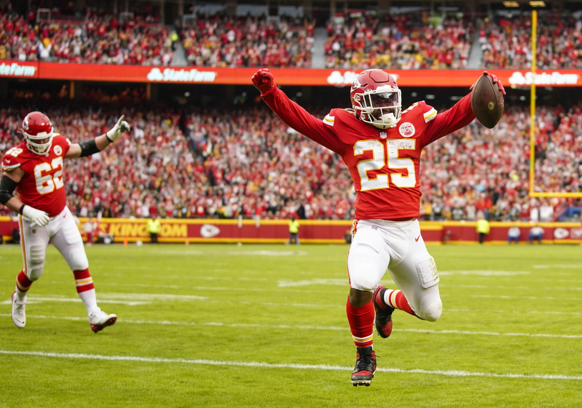 Chiefs’ Clyde Edwards-Helaire leaves Steelers...