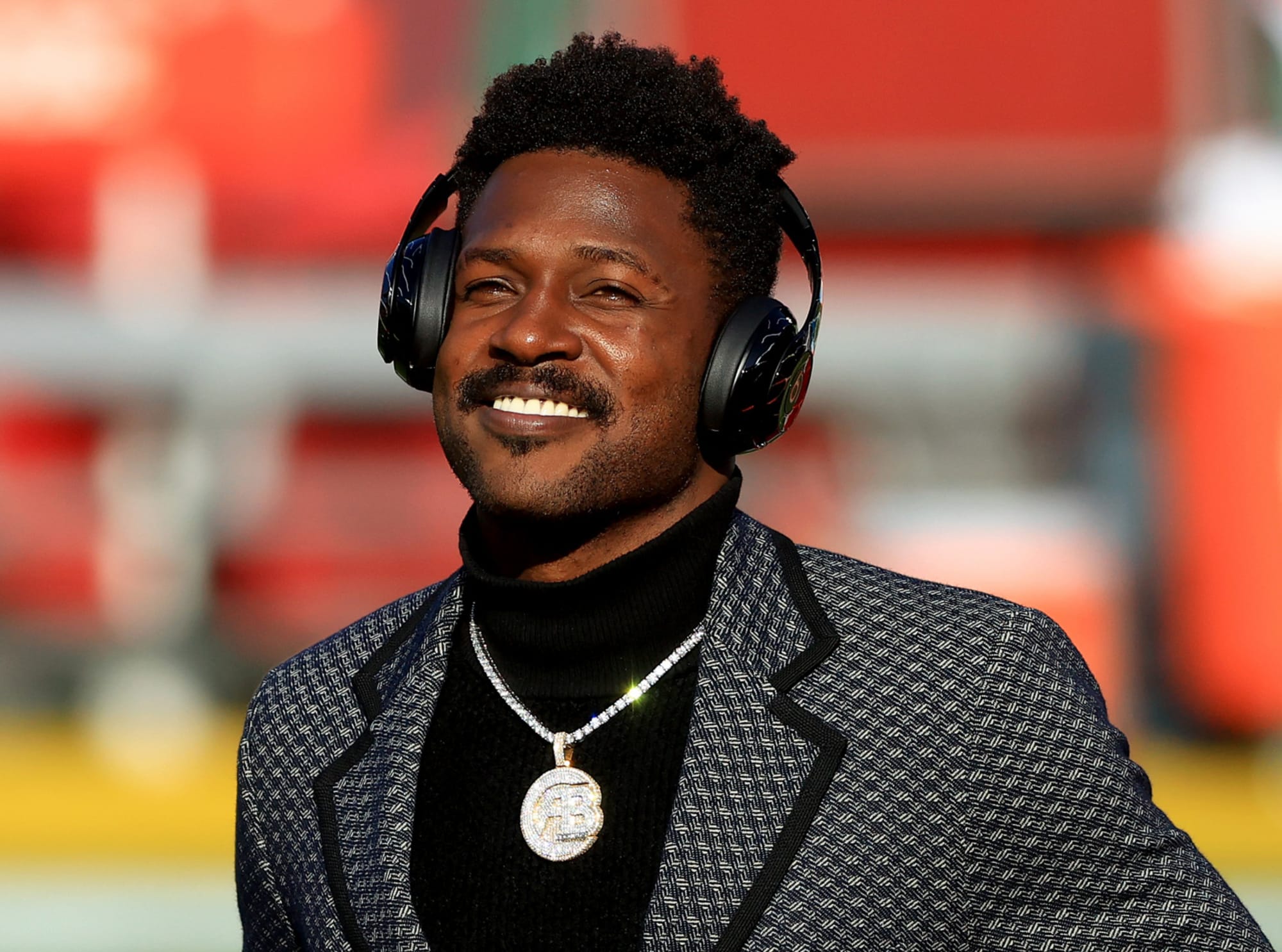 Antonio Brown posts picture in Ravens uniform as...
