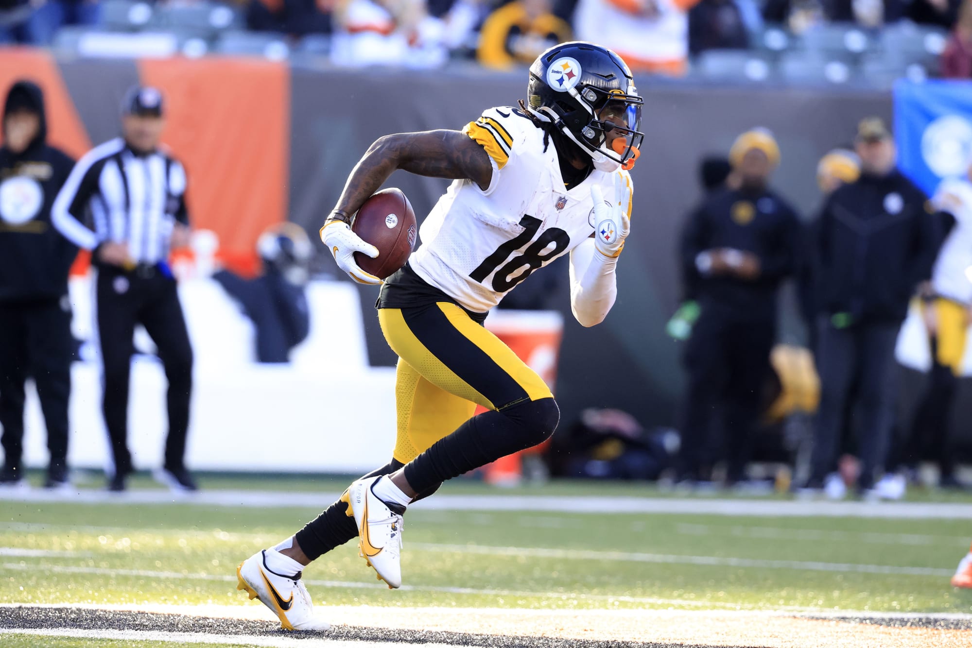 Steelers WR Diontae Johnson refutes contract...