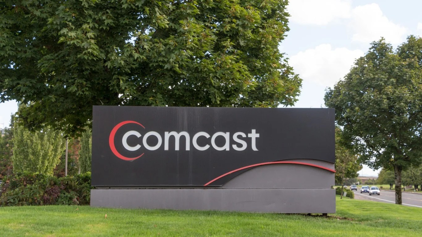 Telecom Turmoil: Comcast Rises 7% on Media Spinoff, AT&T Falls 5% on CFO Exit and Starlink Threat, Verizon Sinks 7% on Dow Exit