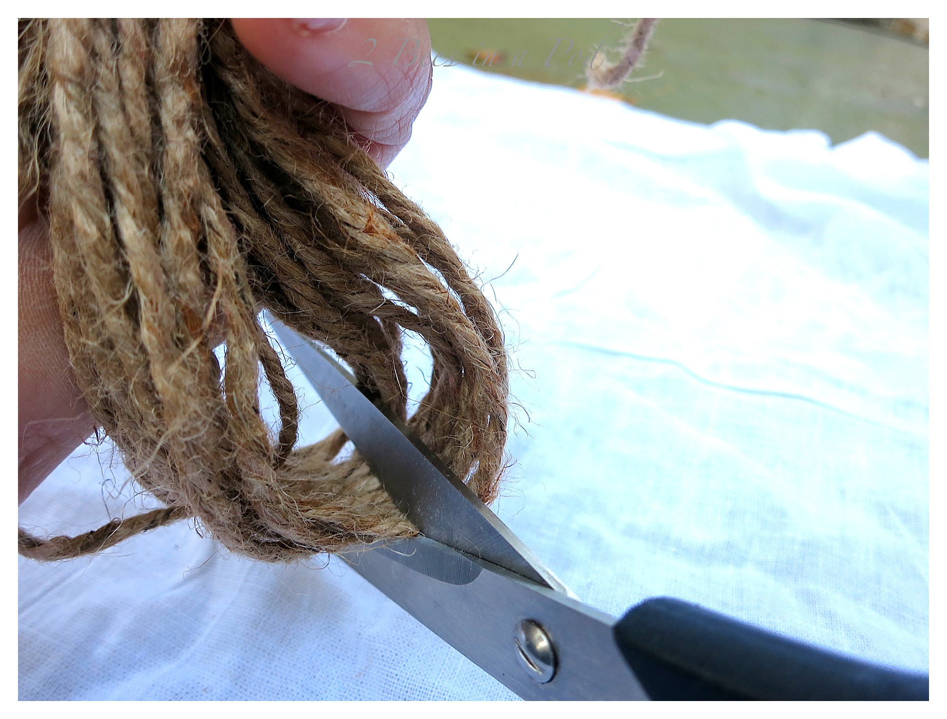 DIY Jute Tassel... 2 Bees in a Pod