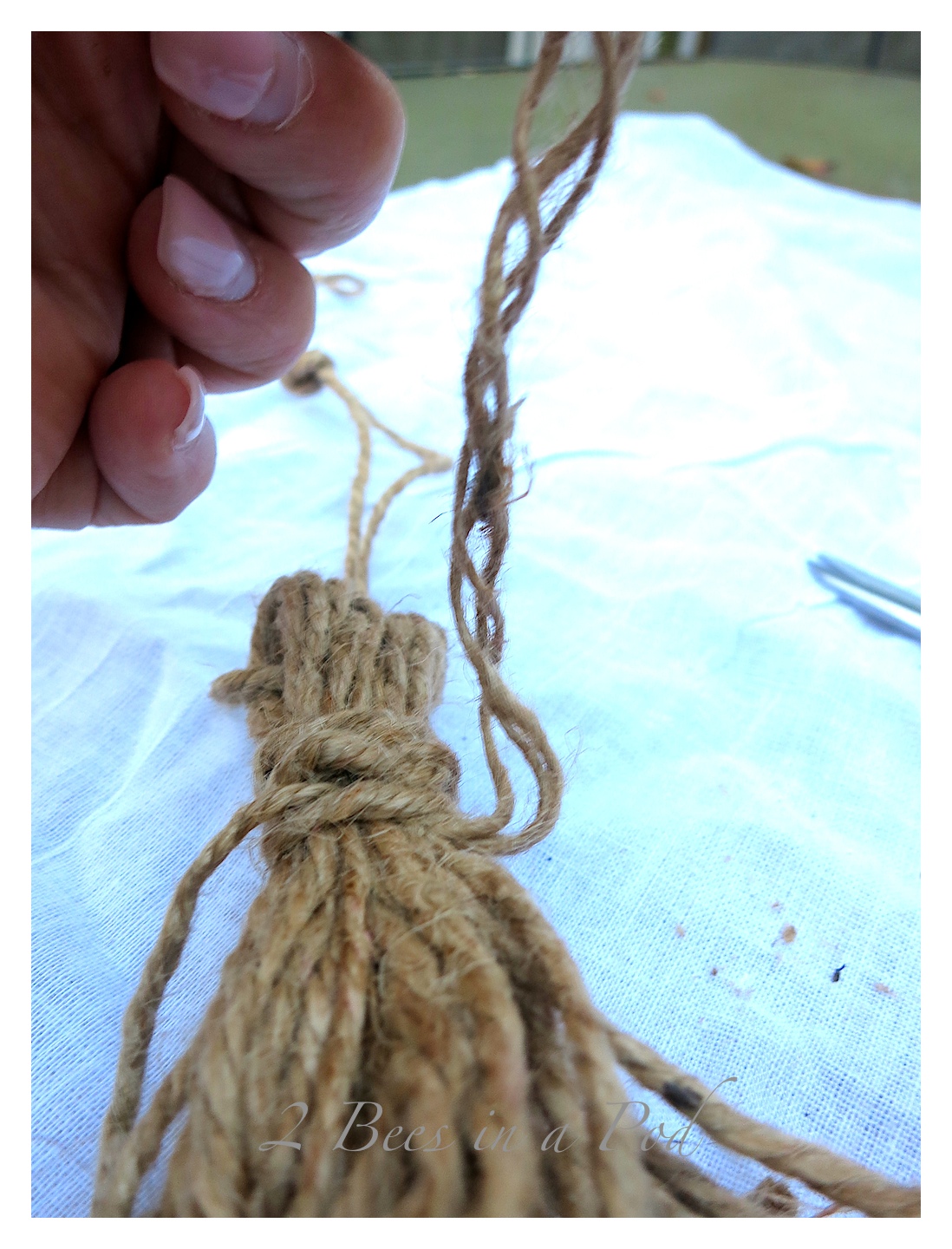 DIY Jute Tassel... 2 Bees in a Pod