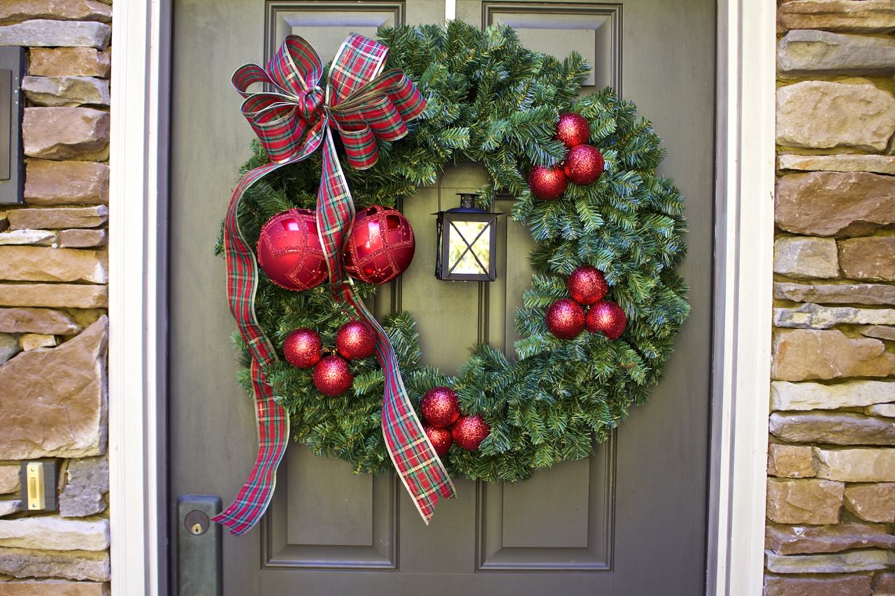 Easy DIY Christmas Wreath with Lantern 2 Bees in a Pod