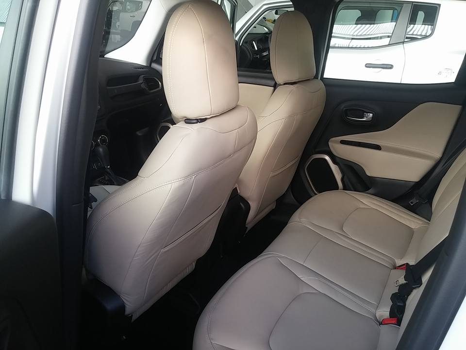 Bancos em couro na cor bege