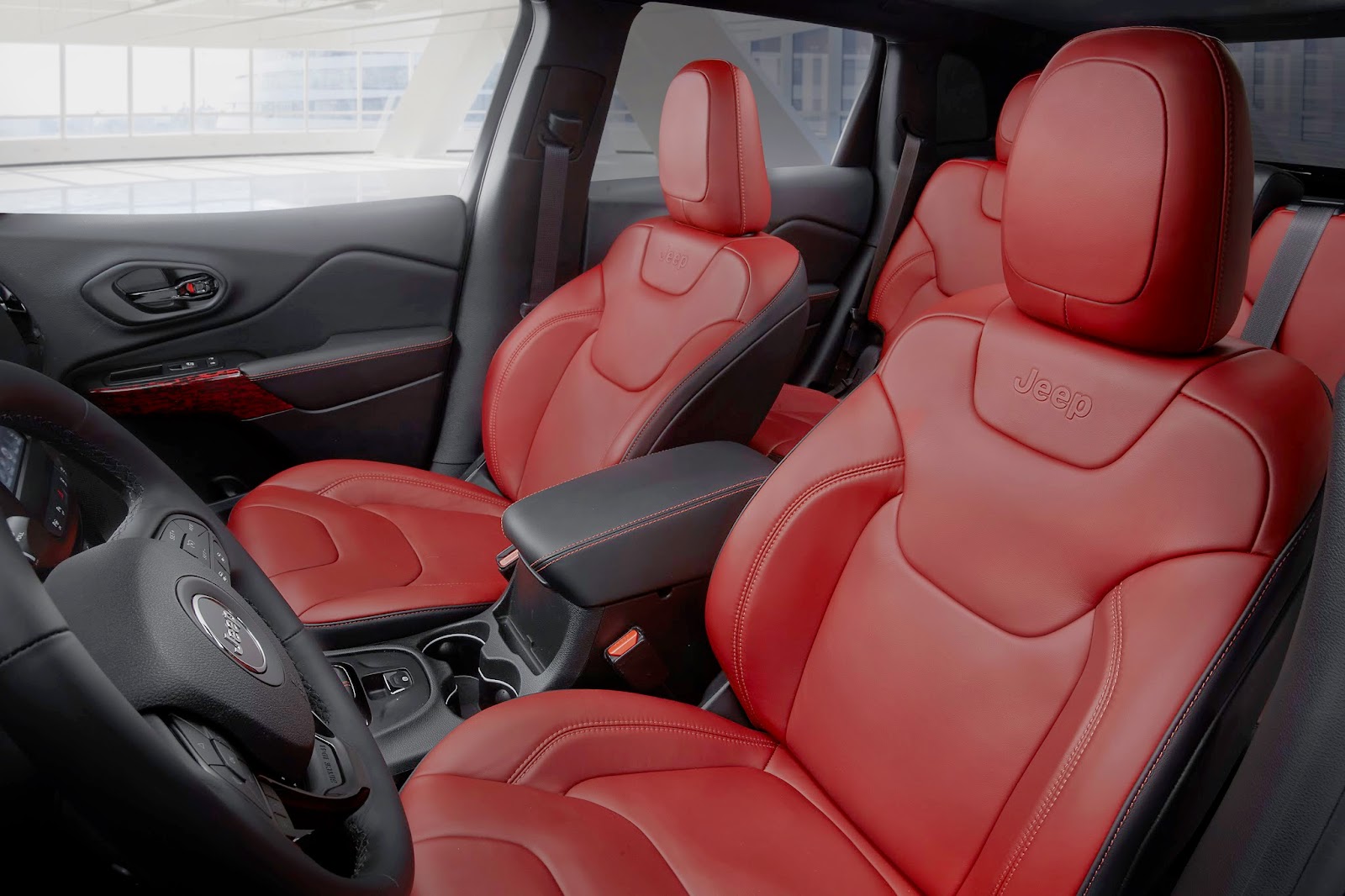 Bancos em couro na cor bege