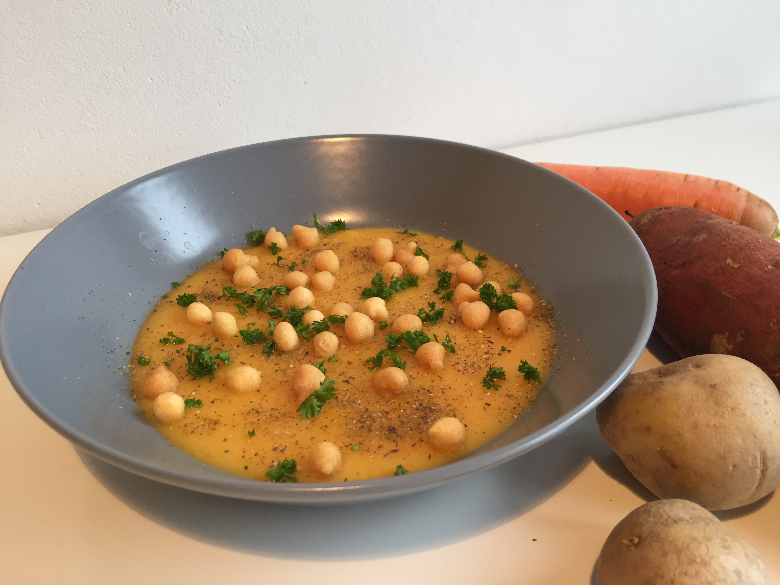 Vegane WinterWurzelSuppe 2 plus 4 sind wir
