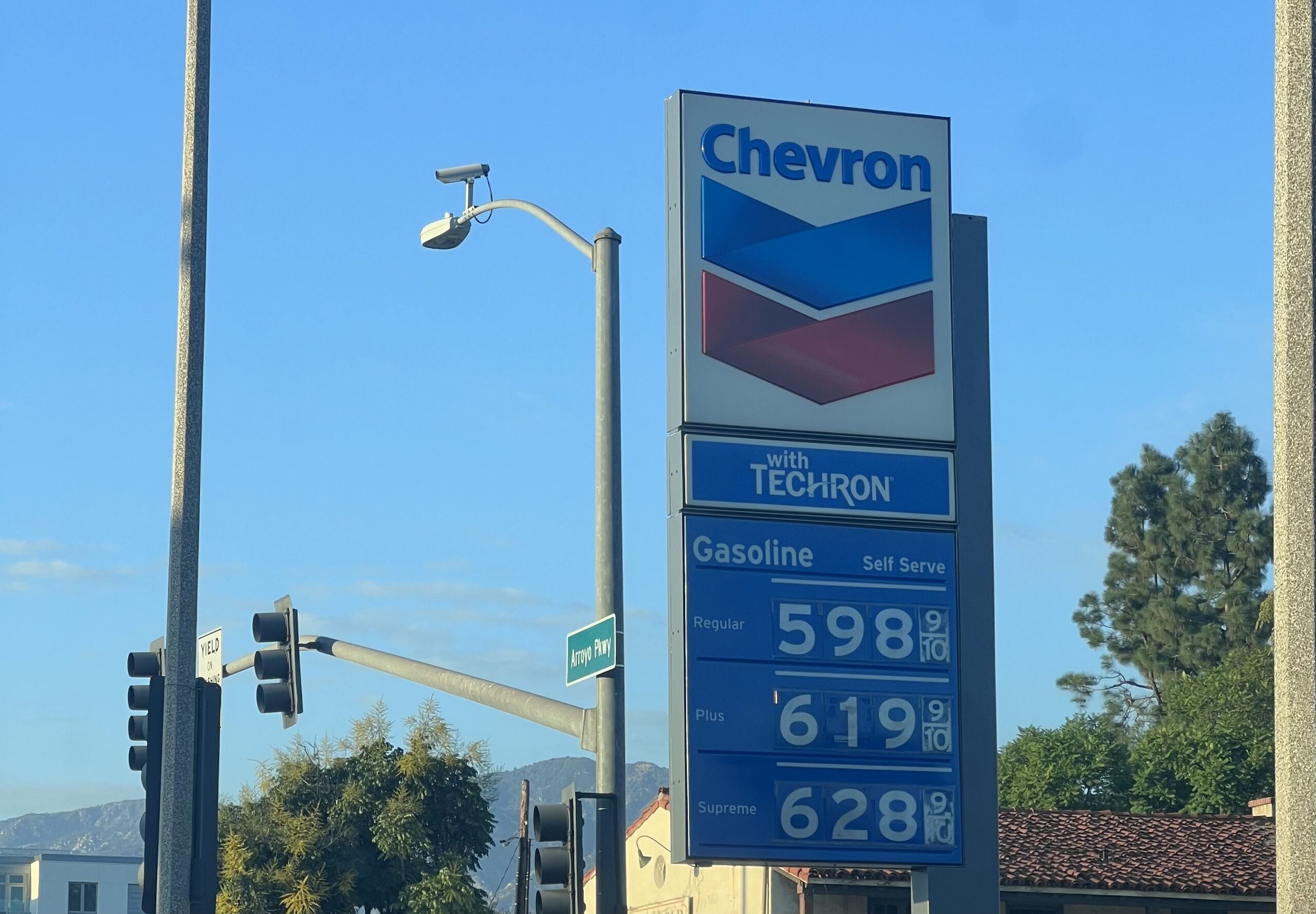Gas prices continue to rise around LA County 2UrbanGirls