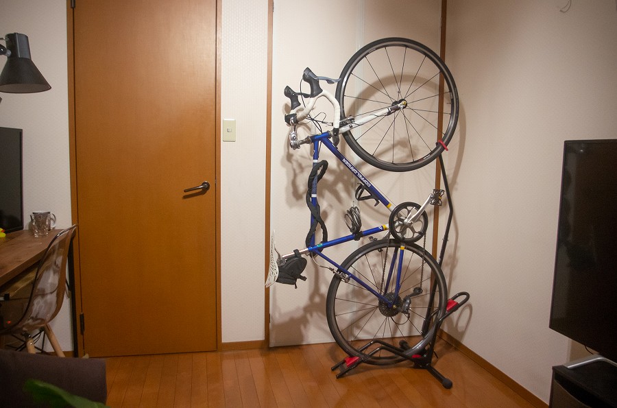 【自転車縦置き】ミノウラの縦置きスタンドでロードバイクを室内保管 ガジェマガ