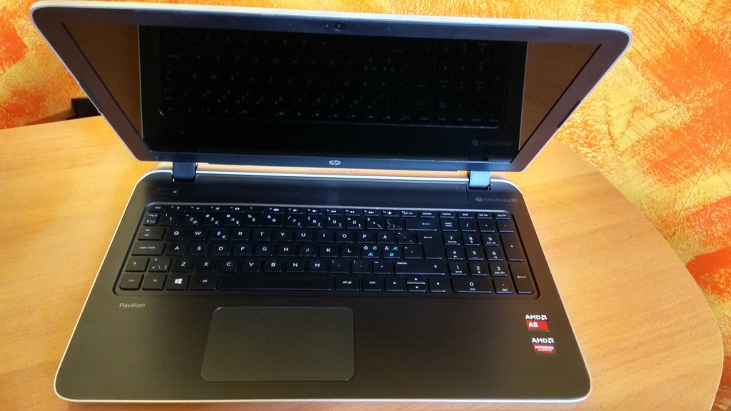 HP PAVILION 15 AMD A86410/8GB/R7 M260 2GB/500GB