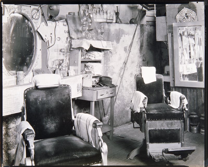 Negroes' Barber Shop, Atlanta, Walker Evans Mia