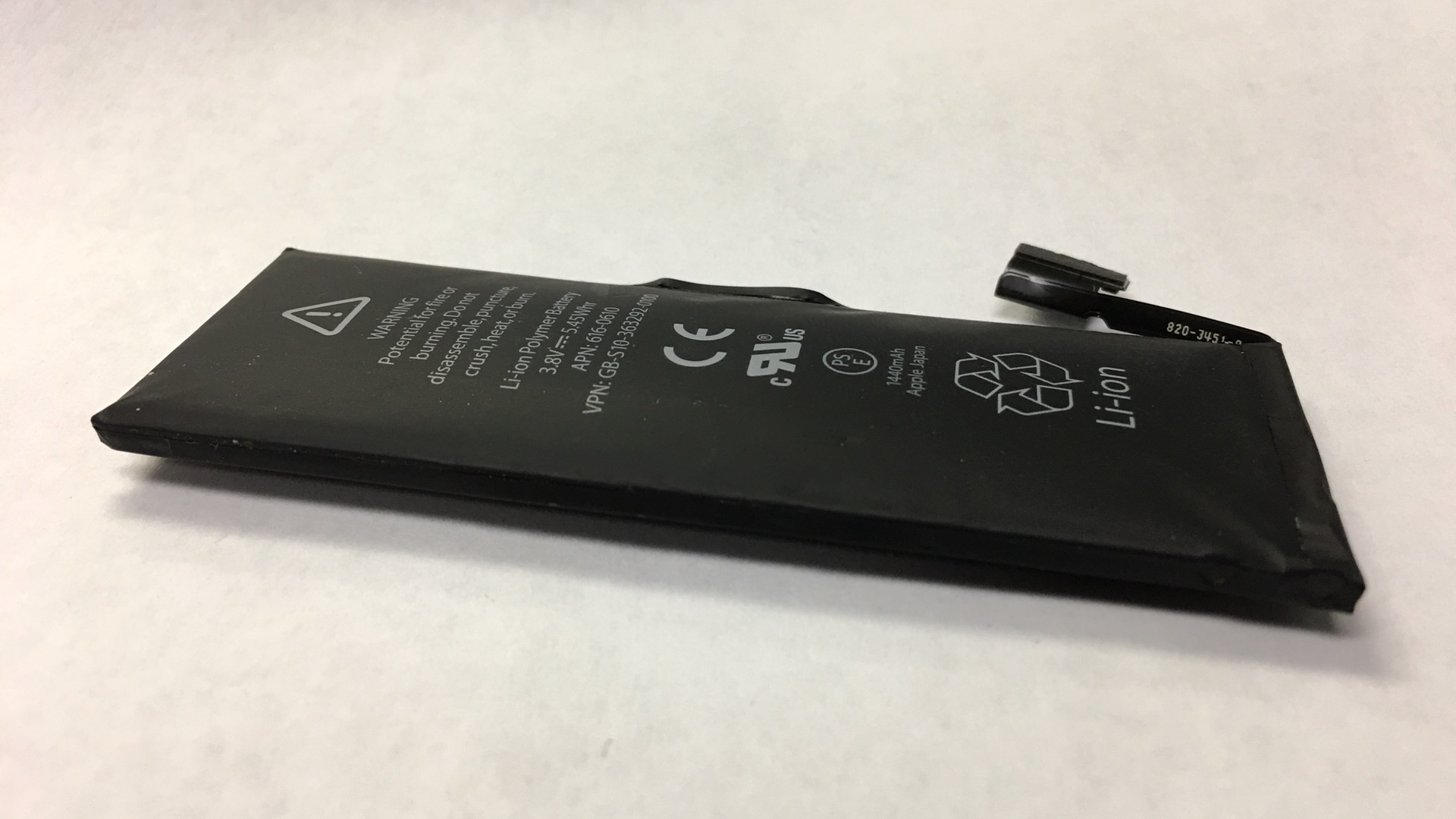 A Swollen iPhone 5 Battery 37prime.news