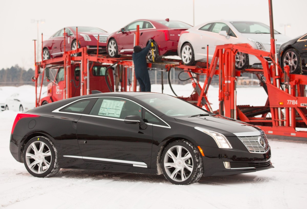Cadillac Begins Shipping ELRs to Dealerships