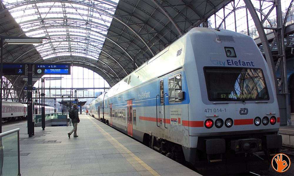 Estación principal de trenes en Praga Viaja sin