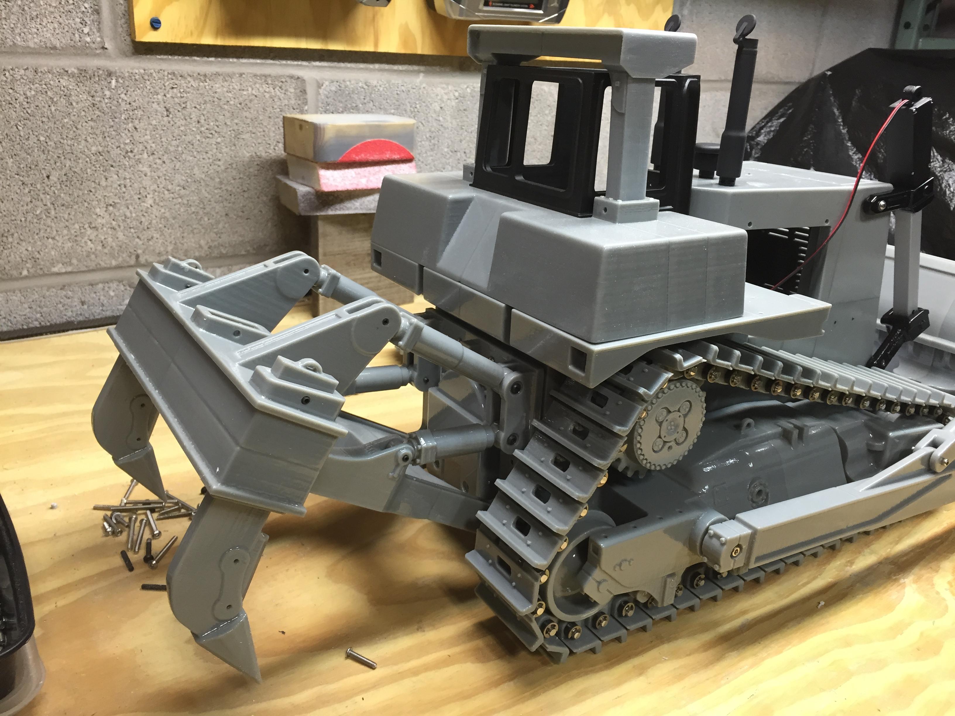 Machinist 3D Prints an Incredibly Realistic R/C Caterpillar Bulldozer