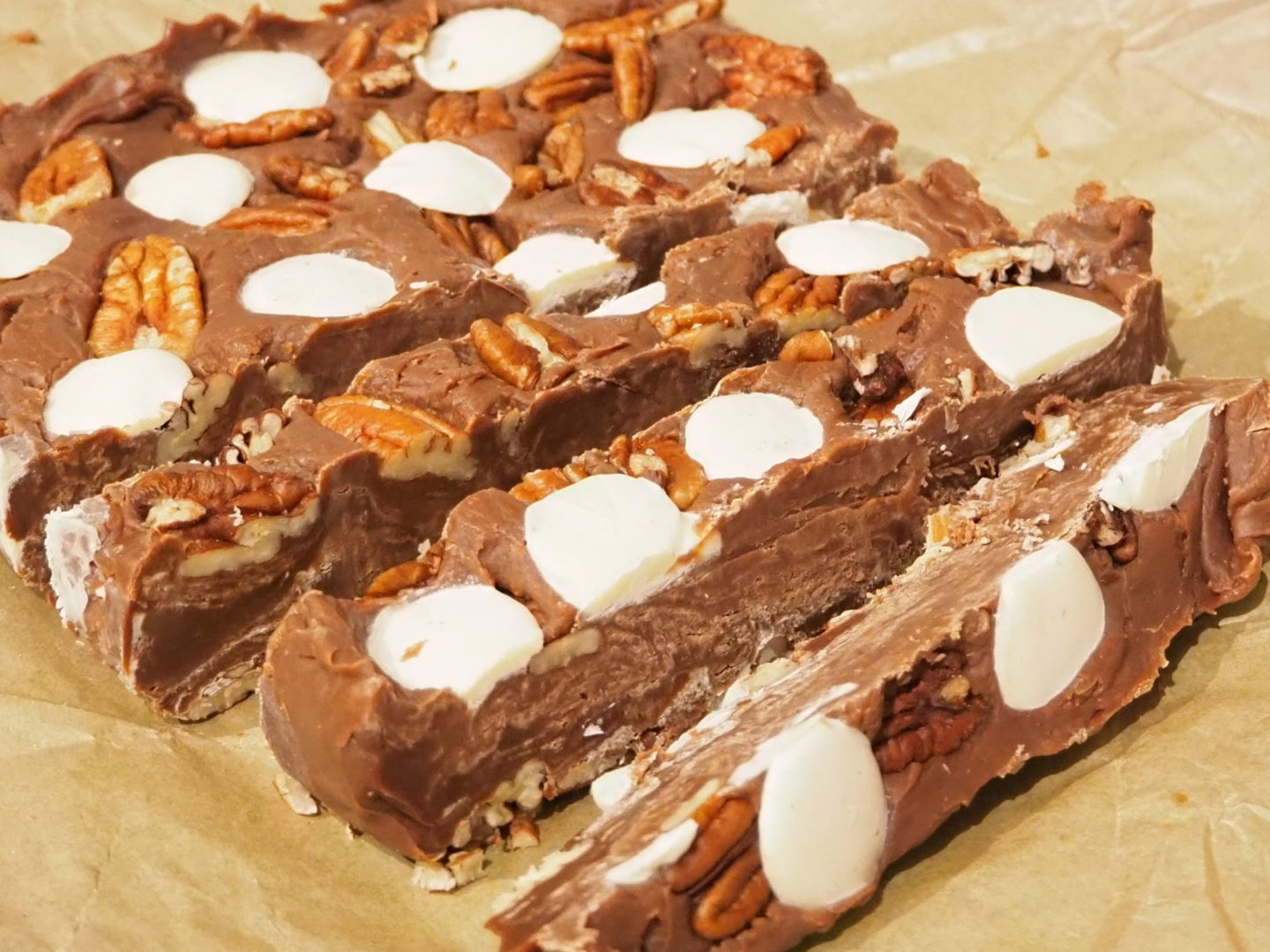 Easy slow cooker chocolate and pecan fudge recipe
