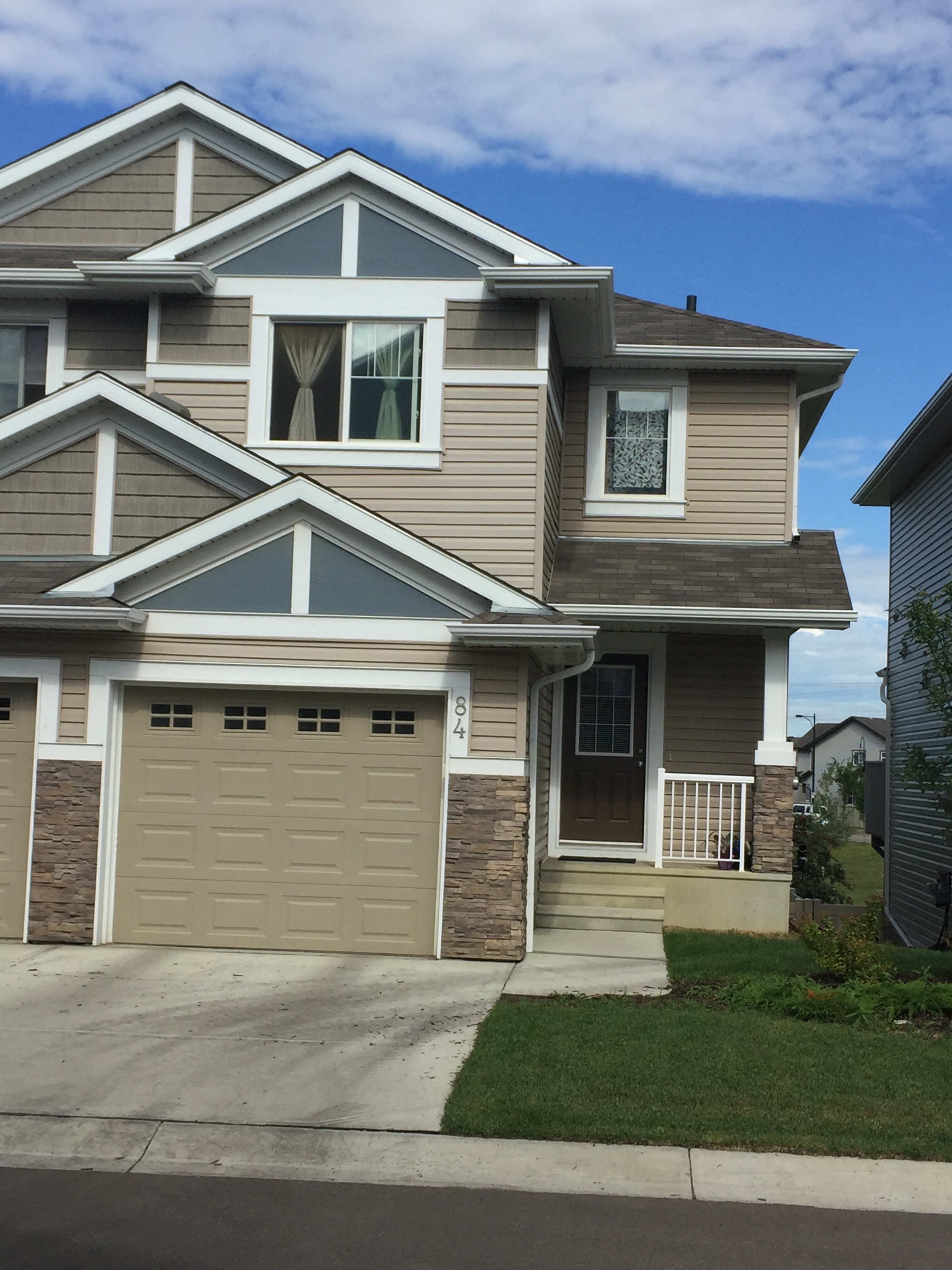 3 bedroom duplex, ELLERSLIE HEIGHTS. walk out basement 1600 3 Star Group