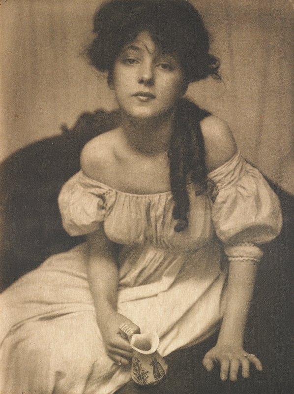 Portrait (Miss N.), Gertrude Käsebier; Editor Alfred Stieglitz Mia