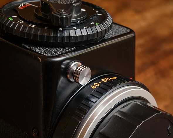 A solution Why this strange 1975 zoom lens is so sharp