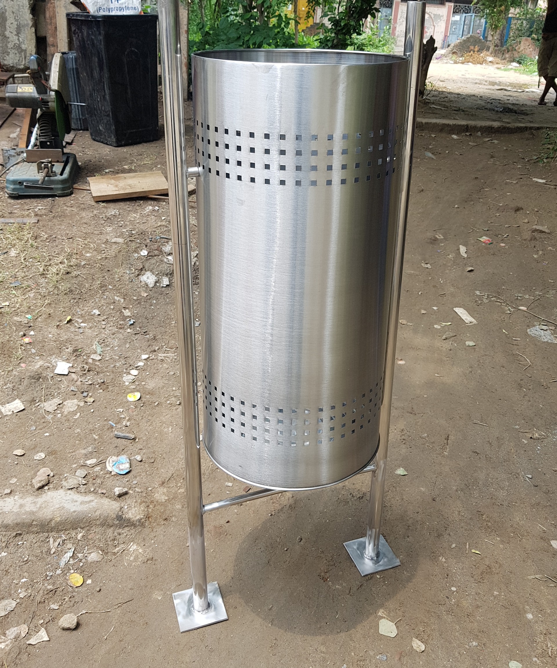 Steel 202 Steel Matt And Gloss Finish Stainless Steel Outdoor Dustbin