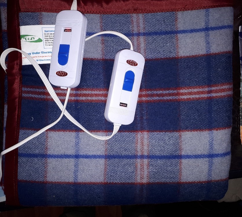220v Woolen Check Double Bed Cozy Electric Blankets, Size 152 cm X 152