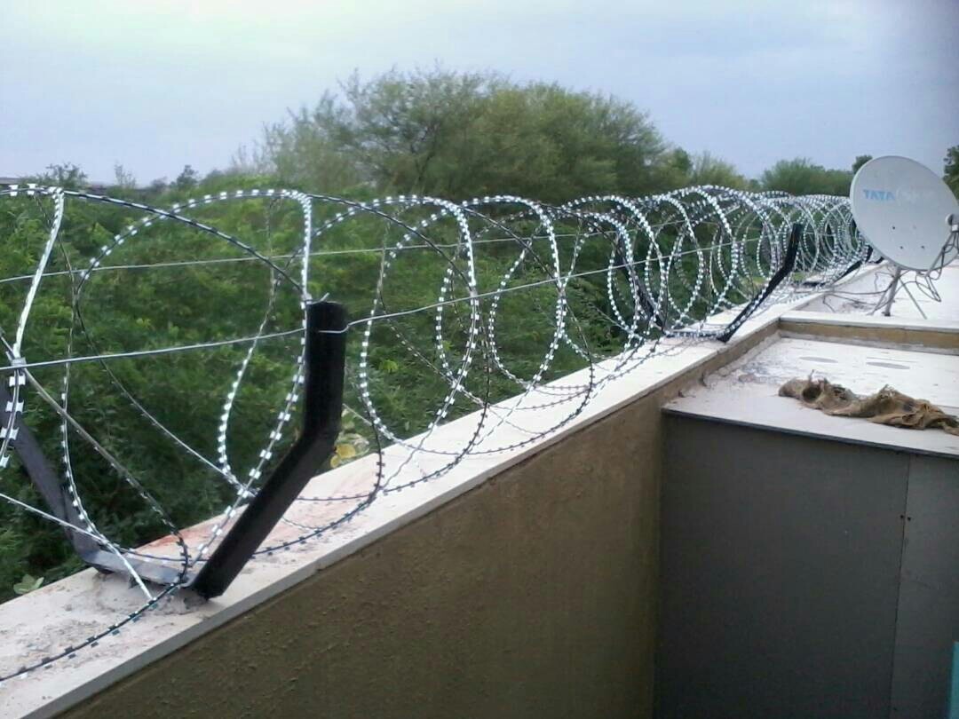 Iron Wire Concertina Wire Fencing Wall, Rs 220 /feet Deepak Fabrication