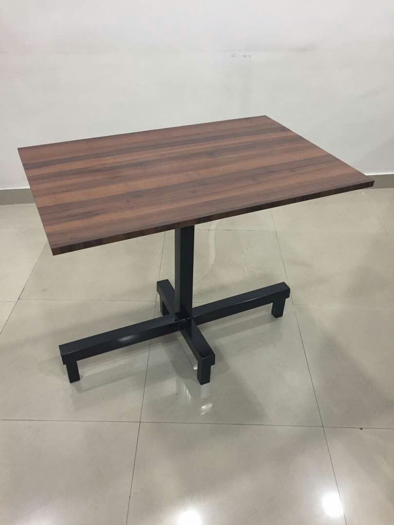 wooden table, वुडन डाइनिंग टेबल, लकड़ी की भोजन करने वाली मेज in Pisoli