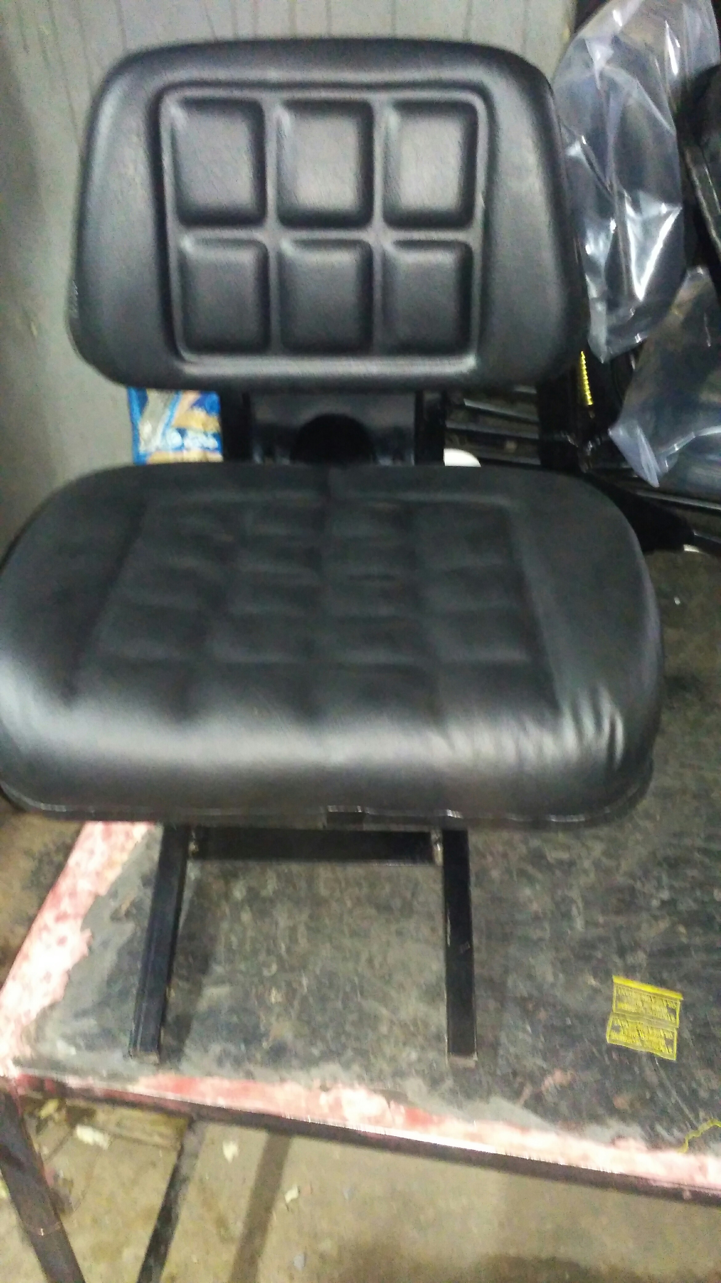 Black Mahindra Tractor Driver Seat, Guruji Industry ID 18993893173
