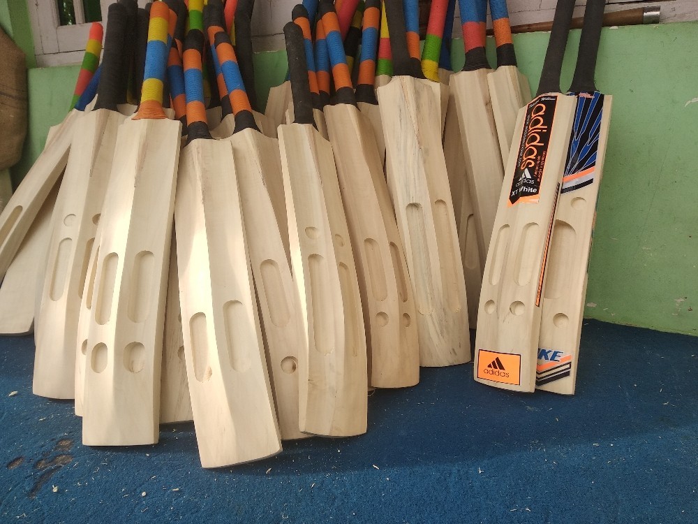 L.E White Light weight tennis cricket bats, Size 33 and 3435 at Rs 400