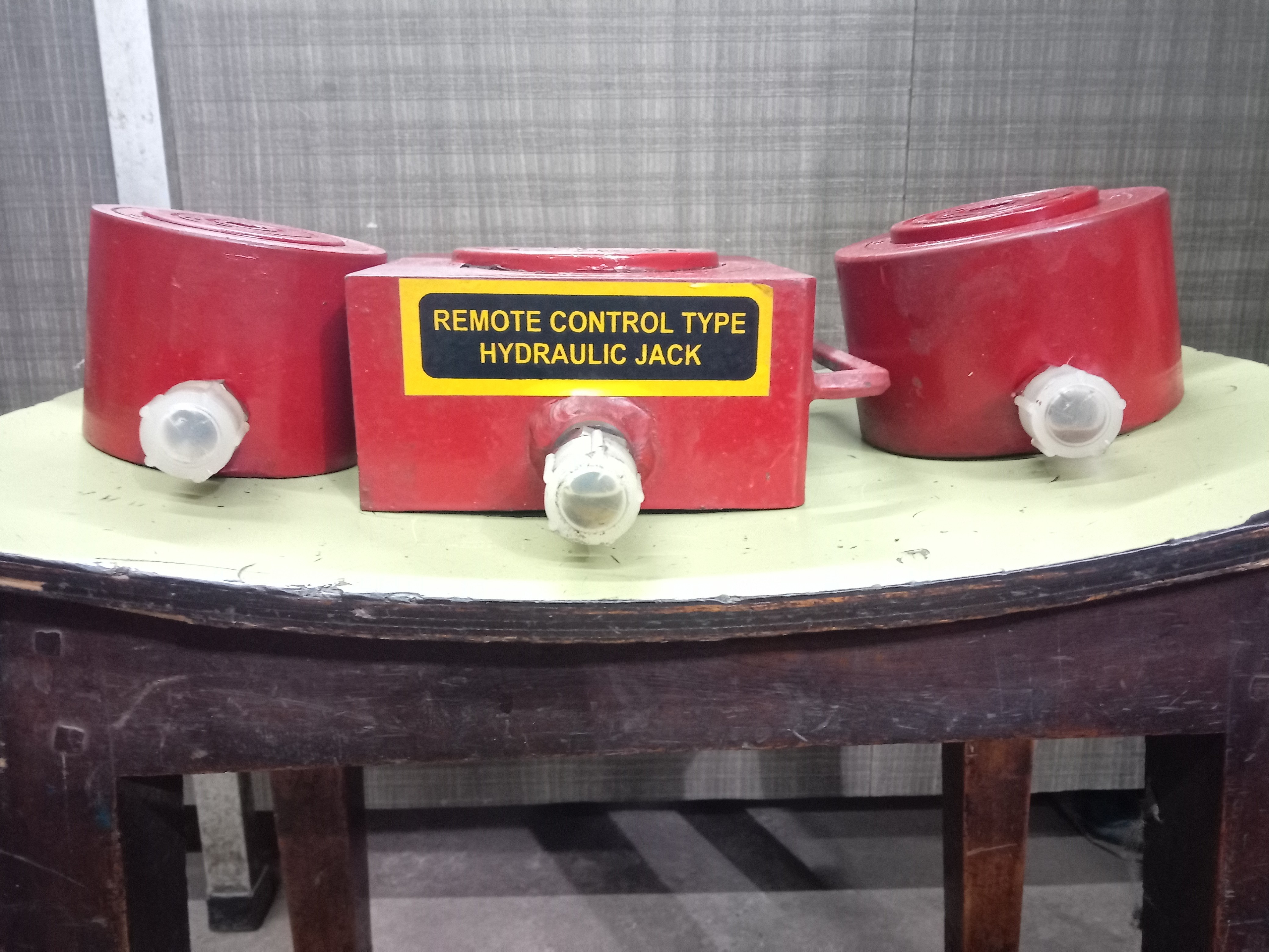 Remote Control Type Hydraulic Jacks ( Short Lift) at Rs 8100/set