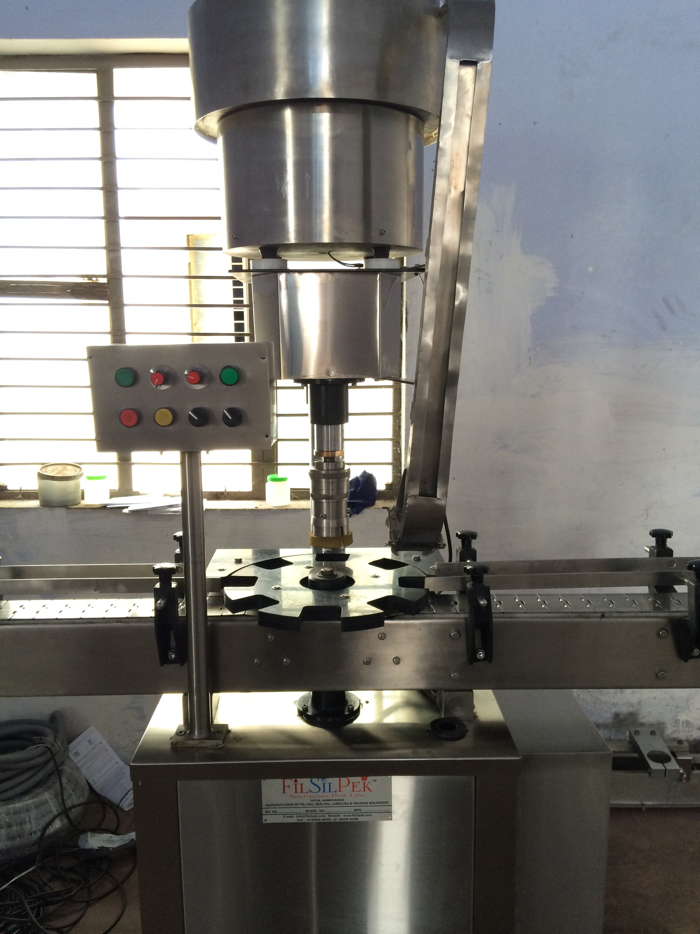 Filsilpek Stainless Steel Bottle Sealing Machine, Capacity 1000 To