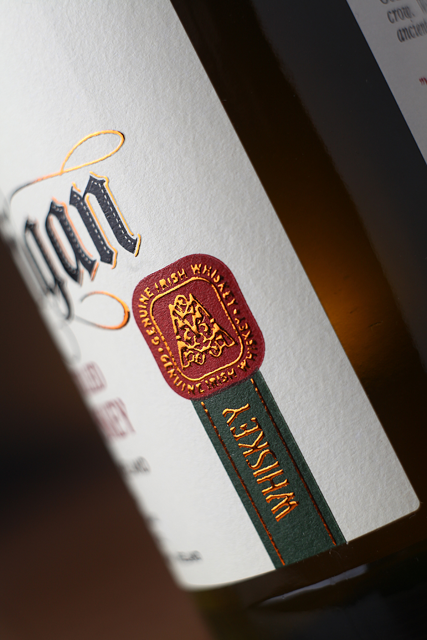 Label design of Irish whiskey “Morrigan” 43'oz Design Studio