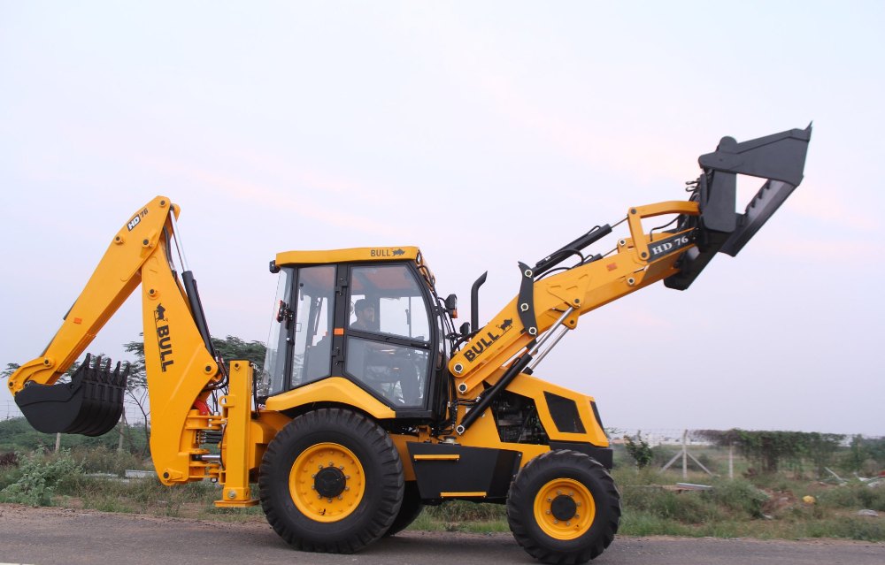 Bull HD76 2WD Backhoe Loader, 76 hp, 7850 kg, Price from Rs.2100000