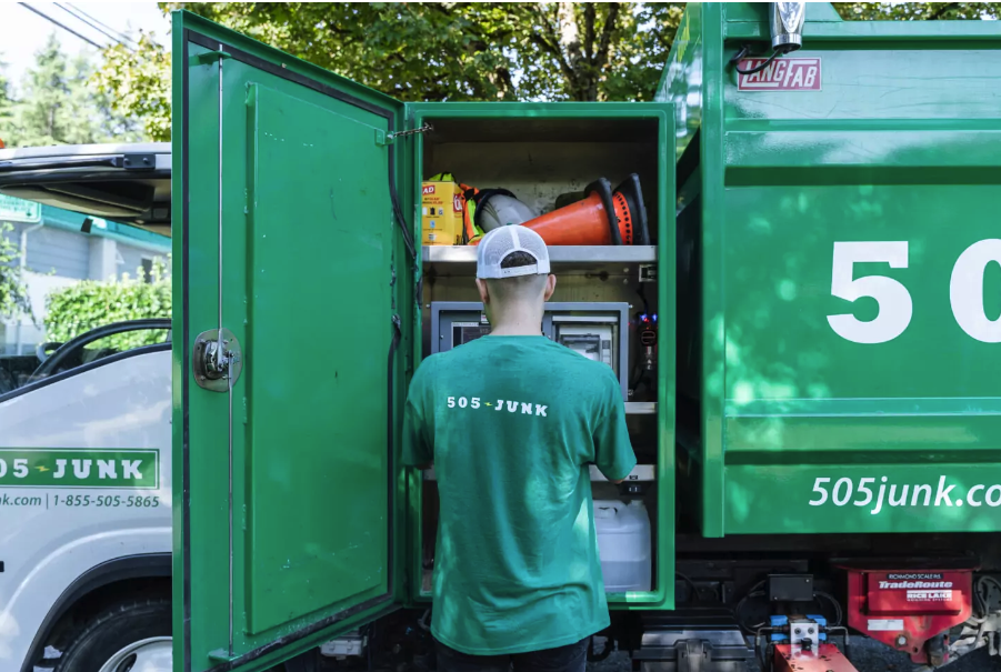 Couch Removal in North Vancouver Made Easy With 505Junk