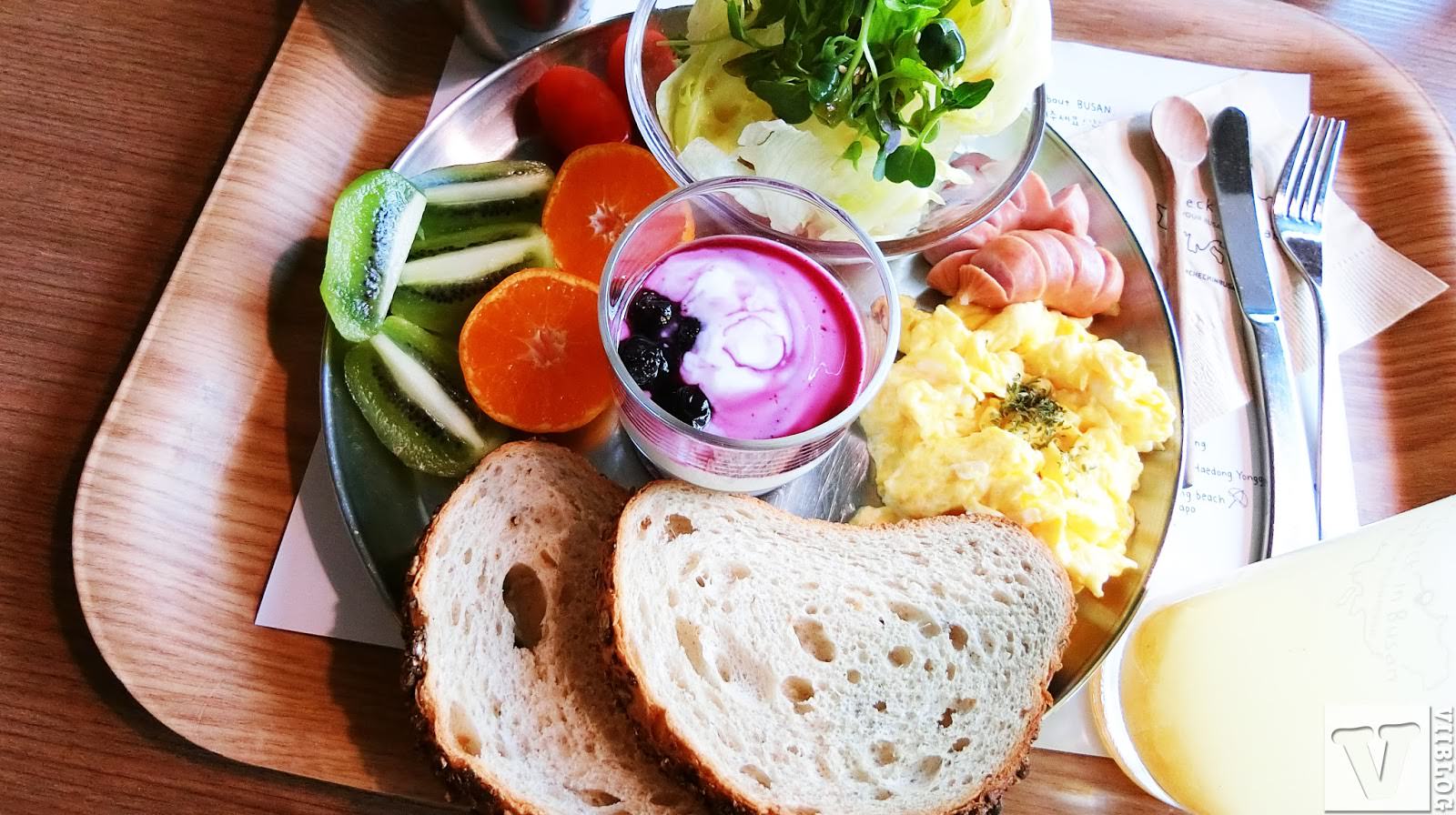 釜山美食｜南浦洞Check In Busan 早午餐咖啡廳，寄送未來明信片