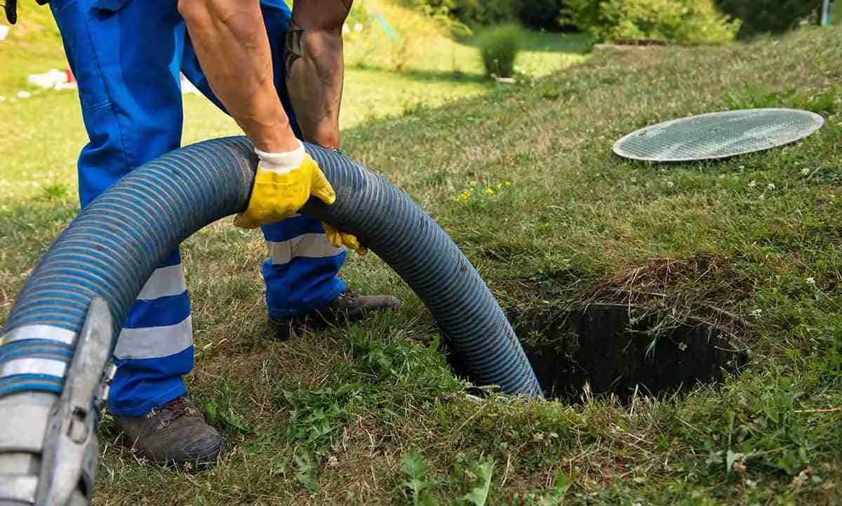 Can You Hook up Your RV to a Septic Tank? 5 Towaways