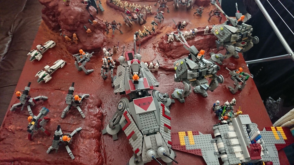 Pierwsze zestawy klocków lego star wars nawiązywały do epizodów 4, 5 i 6 filmu. Lego Star Wars 140 figurek, pojazdy makieta Jedi ...