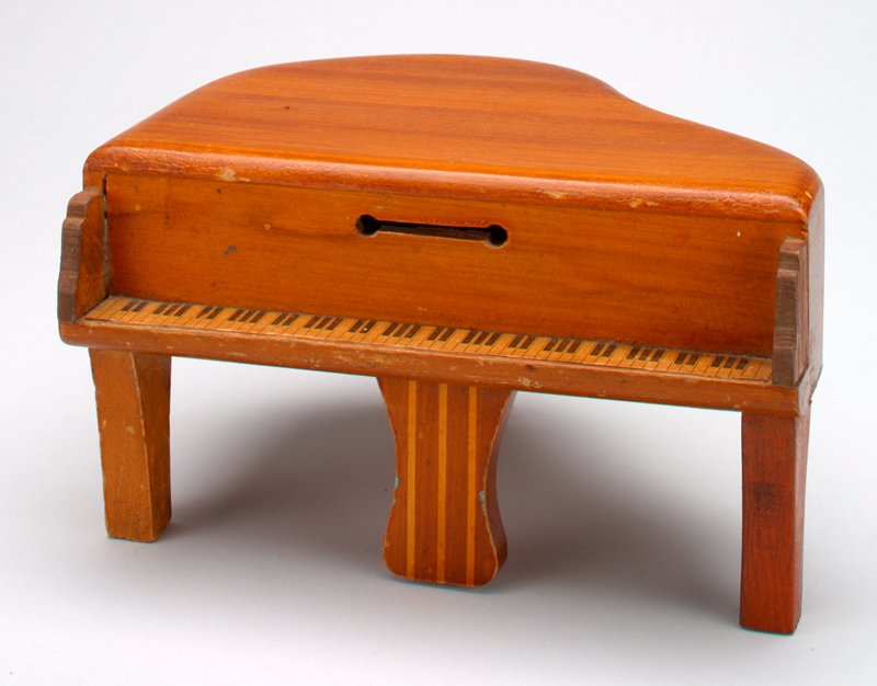 Baby grand piano still bank Mia