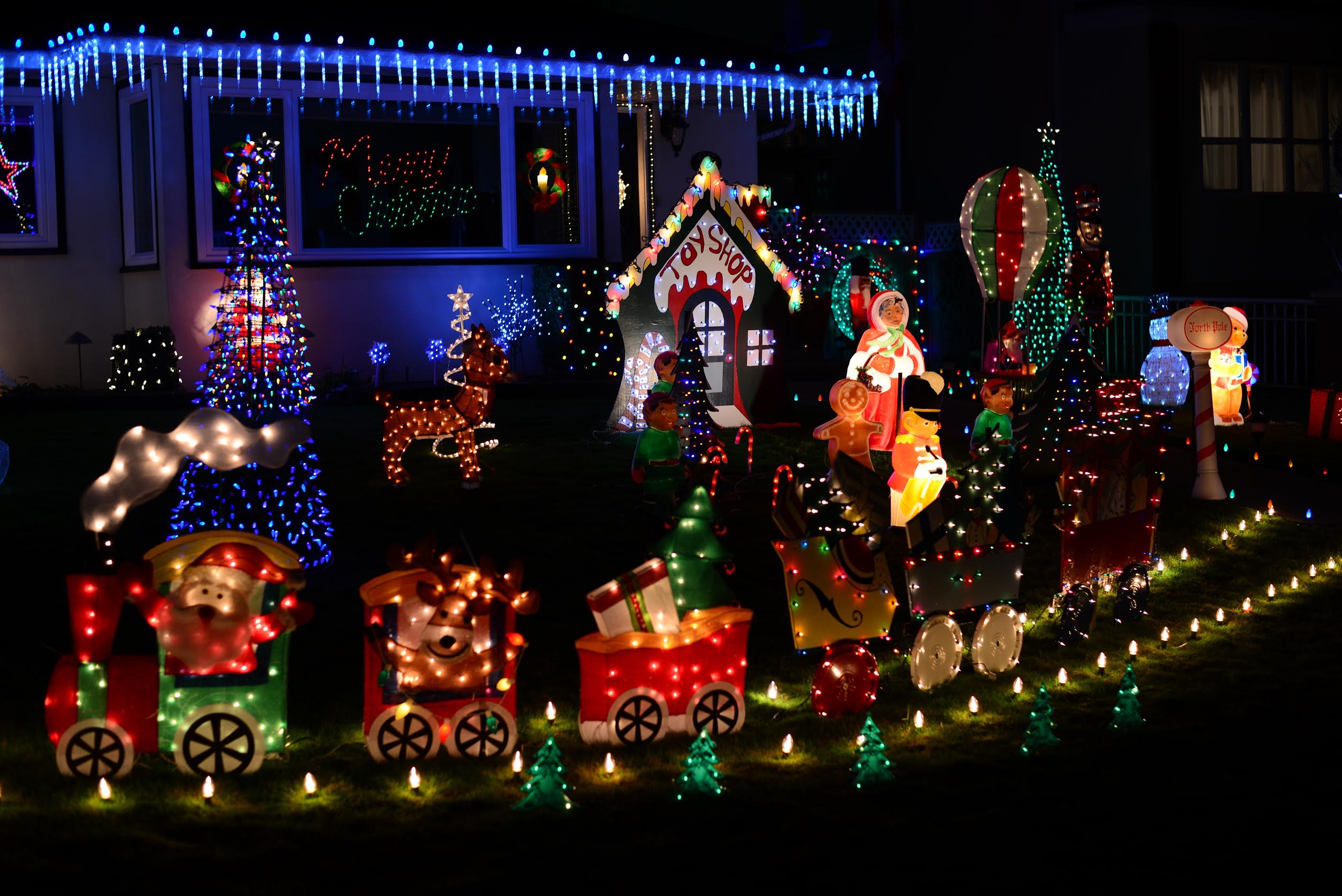 Burnaby Resident Decks Out House In Christmas Lights 604 Now