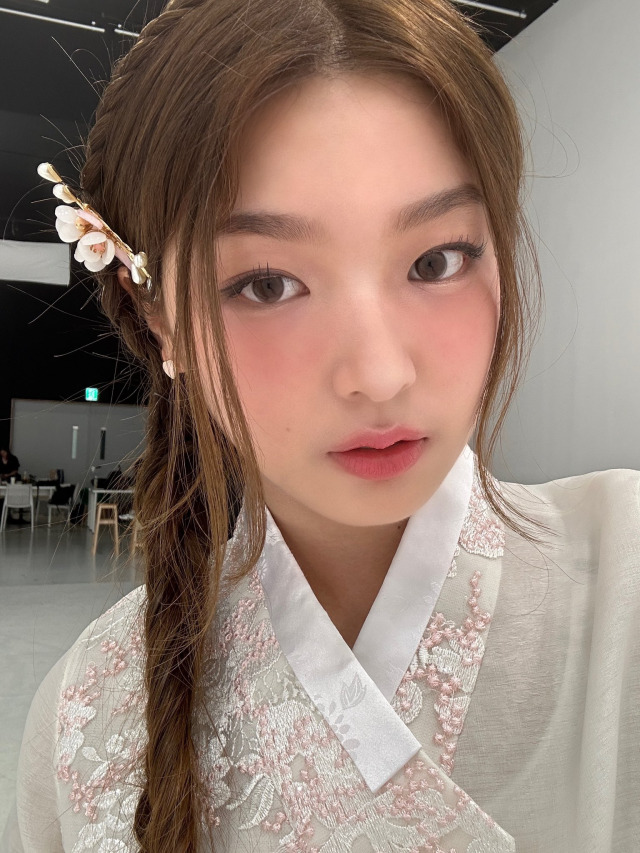 Yoon Chae (KATSEYE) Weverse Update Pics koreandreamsgirls on Tumblr