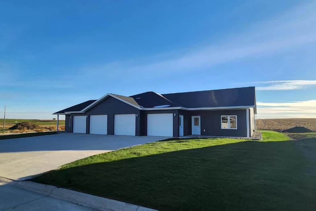 2106 Walnut St, Hull, IA 712 Realty