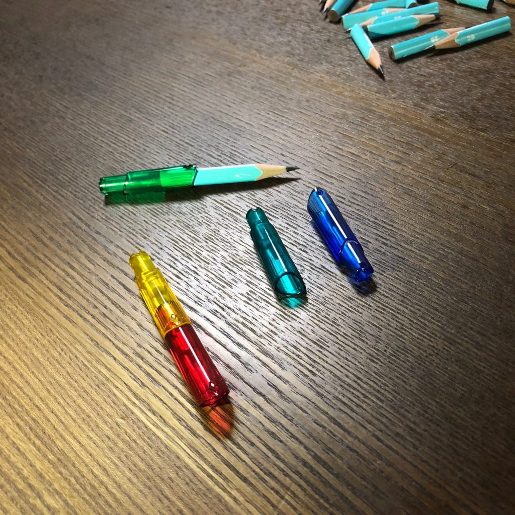 短くなった三角鉛筆の活用法。対応している補助軸やキャップはある 