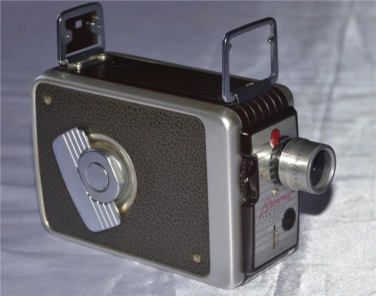 VINTAGE ANTIQUE KODAK USA BROWNIE 8MM MOVIE CAMERA (Penang, end time 9