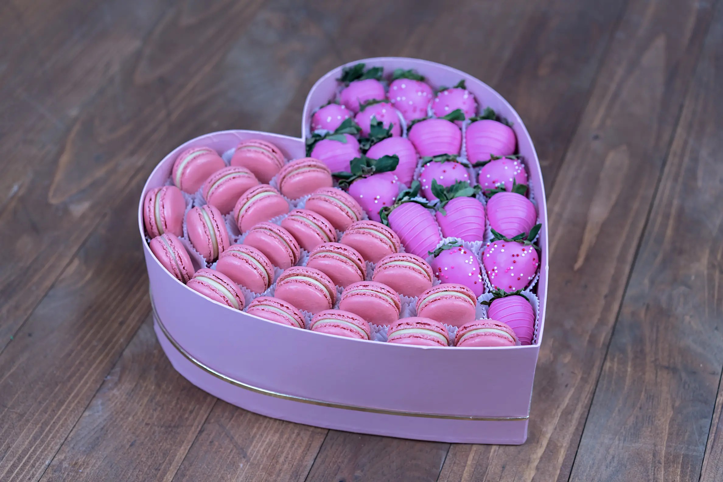 Romantic Valentine Day Gifts by WOW Bouquet