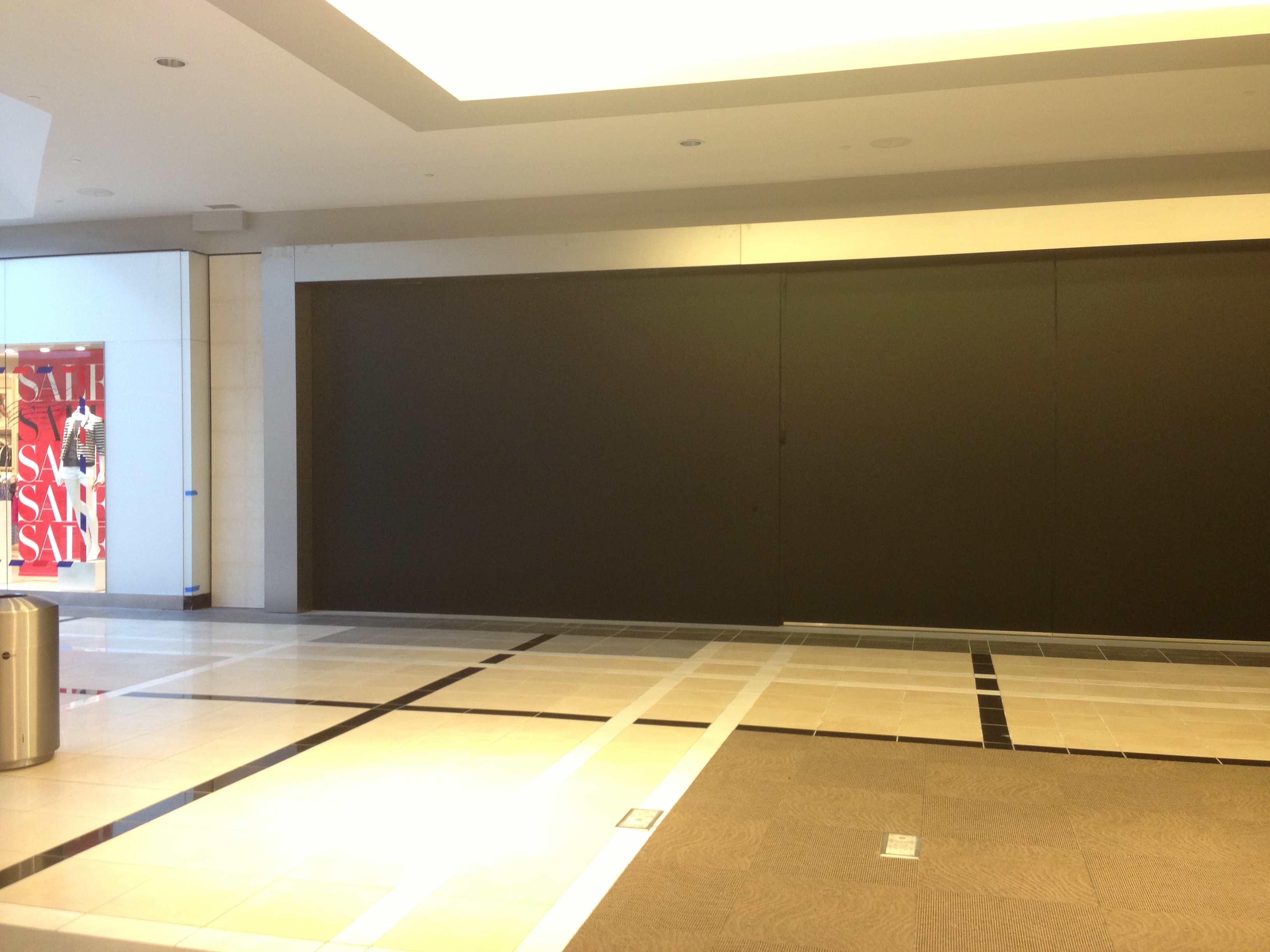 New Apple Store at QuakerBridge Mall near Princeton, NJ opening