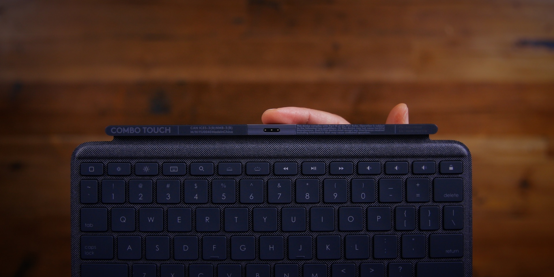 Review Logitech Combo Touch Keyboard Case with Trackpad for iPad 7