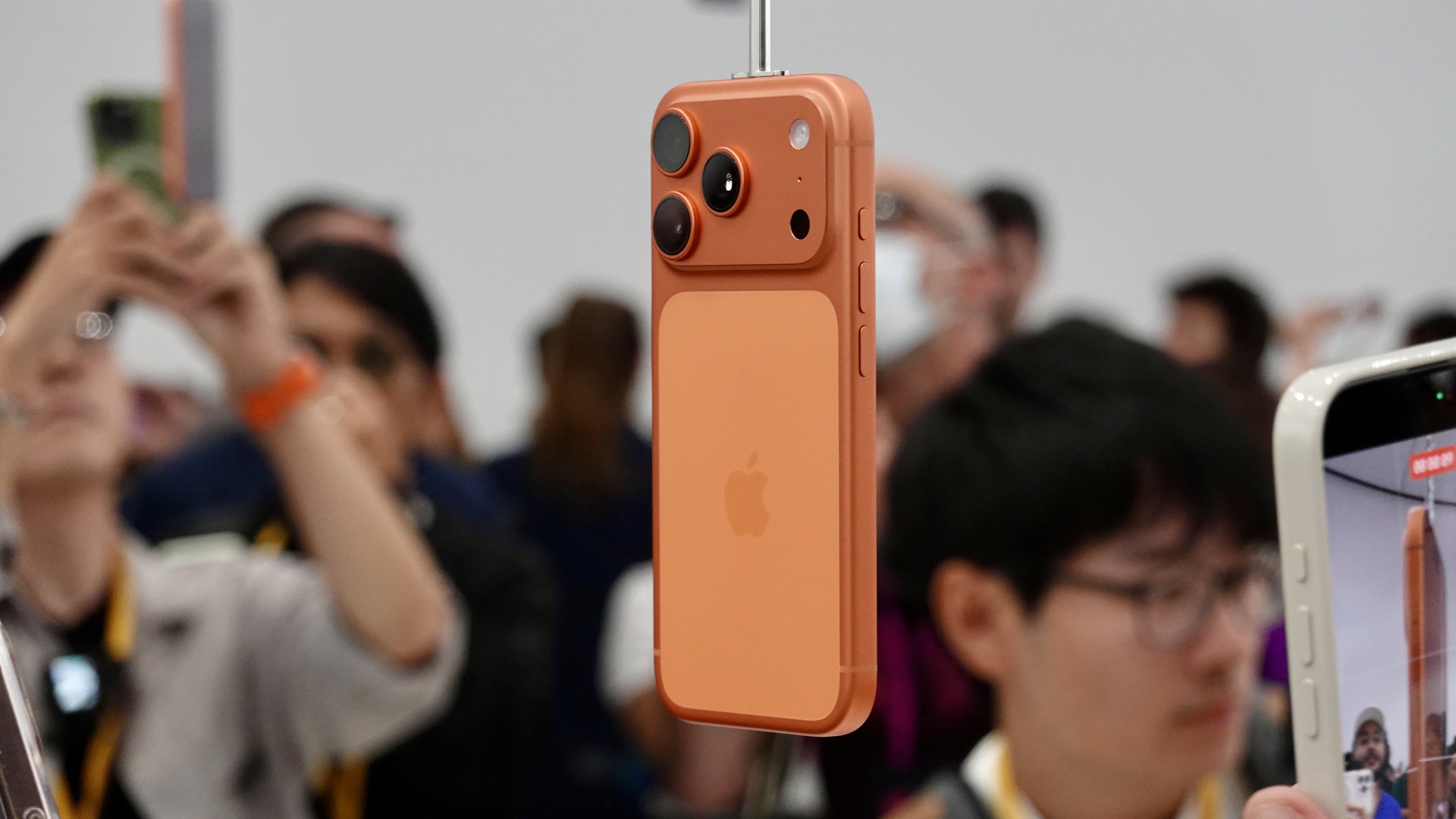 iPhone 17 Pro reintroduces a glass cutout for 5G mmWave antenna on U.S. models