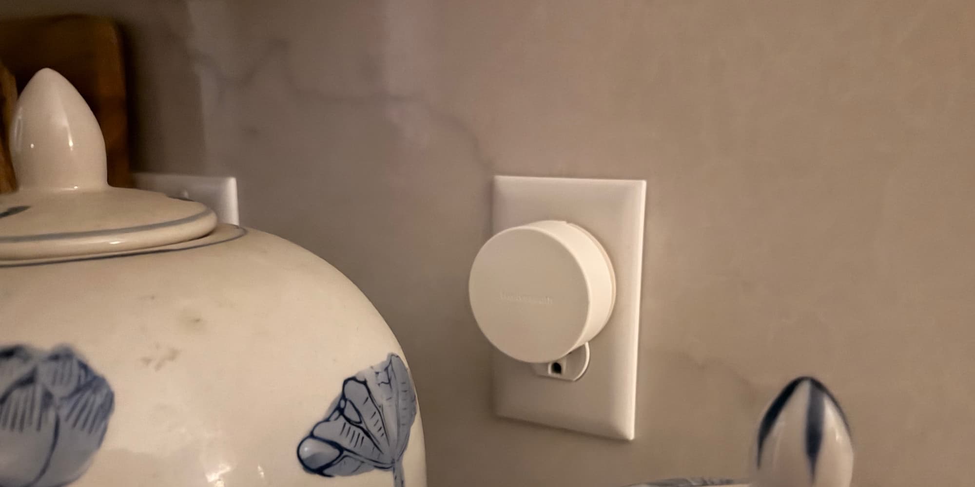 MagSafe Monday: The Twelve South PowerBug clears your counters