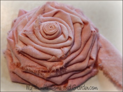 Shop wayfair for all the best fabric shabby chic faux flowers. Easy Fabric Roses You Ll Make For Your Shabby Chic Decor My Humble Home And Garden